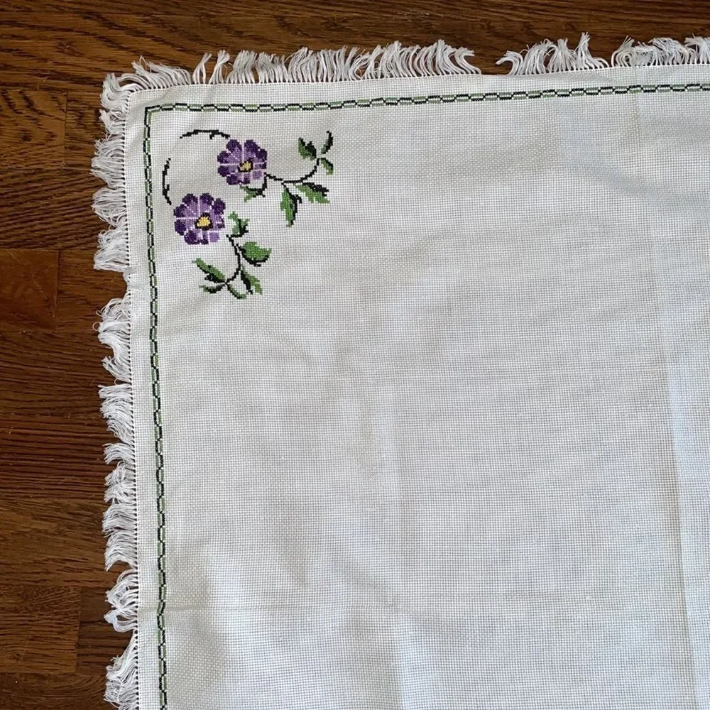 Vintage white small tablecloth & 4 napkins with cross stitch‎ purple flowers